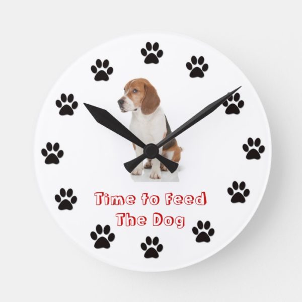 Time to feed the dog Beagle Round Clock